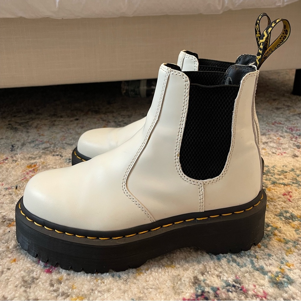 Dr. Martens 2976 Smooth Leather Platform Chelsea Boots. US Women’s 8/Men’s 7.